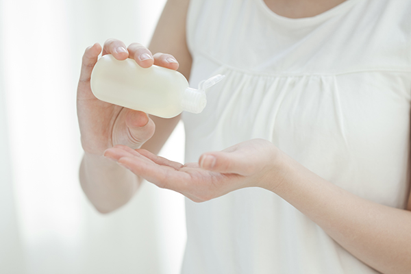 スキンケアする女性の写真